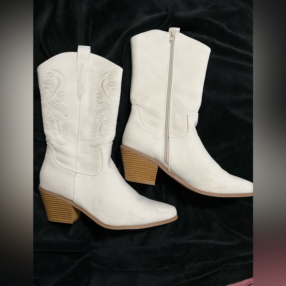 ✨Cream Cowgirl Boots✨
